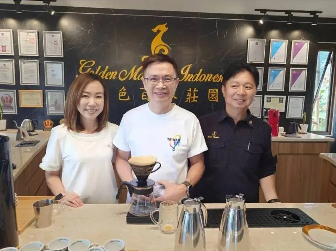 柯百庠(右)、林嘉琪(左)與貿協董事長黃志芳(中)於莊園吧台合影